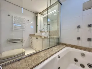 Foto de um banheiro com box de vidro e banheira em Lajeado.