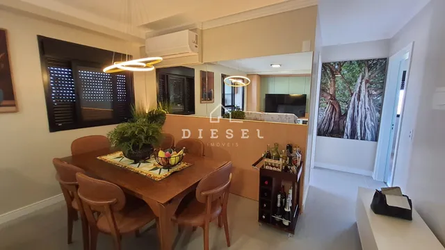 Uma sala de jantar com mesa de madeira e decoração moderna.