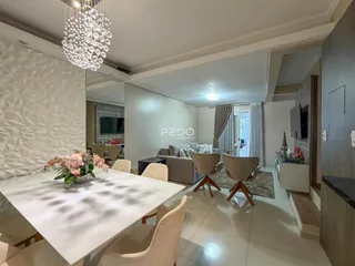 Sala de estar com mesa de jantar e decoração moderna em um imóvel no Brasil.