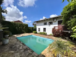 Vista externa de uma casa com piscina e jardim em Lajeado, Brasil.