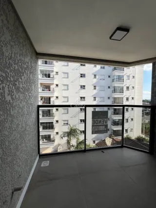 Uma foto da varanda mostrando a vista para um prédio residencial.