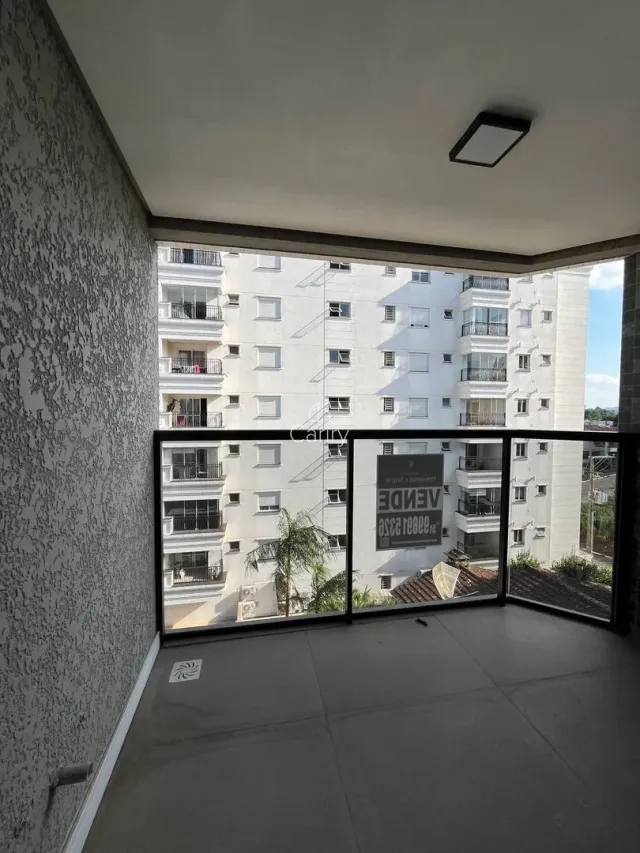 Uma foto da varanda mostrando a vista para um prédio residencial.