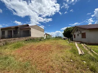 Vista externa de uma propriedade em Lajeado, Brasil, mostrando o terreno gramado e as construções laterais.