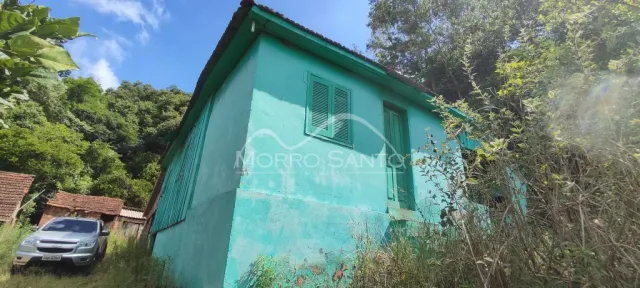 Fachada de uma casa em Lajeado, Brasil, cercada por vegetação densa.