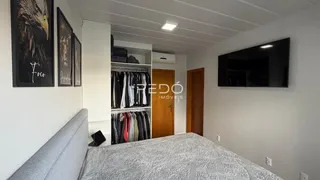 Quarto com cama e armário em ambiente interno.