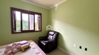Quarto com janela de madeira.