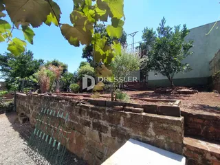 Parede de alvenaria de tijolos no quintal de uma propriedade em Lajeado.