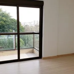 Vista externa através de uma grande janela de uma propriedade em Lajeado.