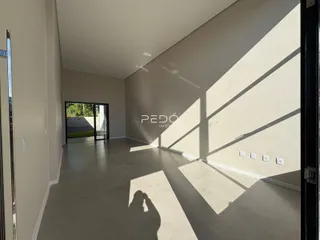 Vista interna de um ambiente com piso de cerâmica e luz natural.