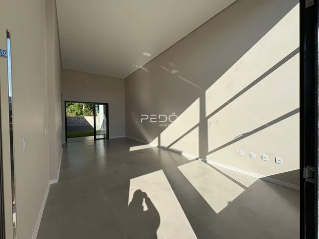 Vista interna de um ambiente com piso de cerâmica e luz natural.