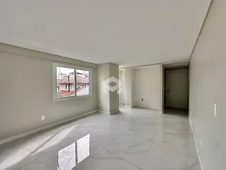 Vista interna de um ambiente com piso de porcelanato claro e janela.
