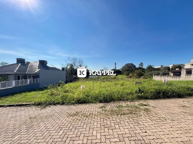 Vista externa de uma casa em Lajeado com gramado em primeiro plano.