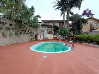 Foto de uma área externa com piscina e jardim em Lajeado.