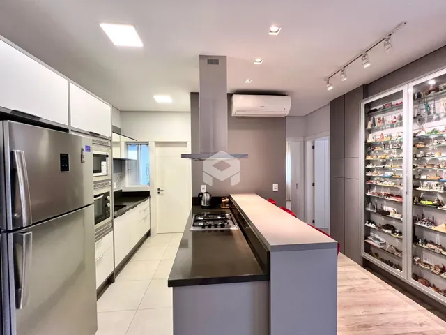 Cozinha moderna com armários e eletrodomésticos de aço inoxidável.