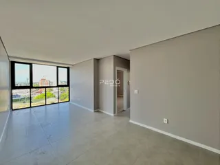 Sala de estar com grande janela de vista para a paisagem.