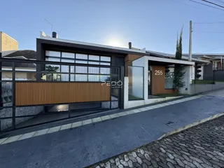 Fachada de uma residência moderna em Lajeado, Brasil.
