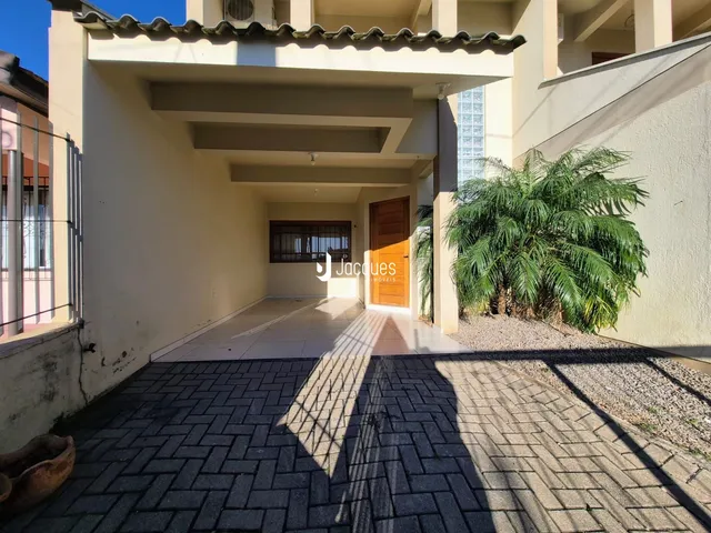 Fachada de uma residência com entrada coberta em Lajeado, Brasil.