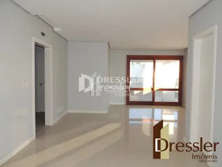 Hall de entrada com paredes brancas e porta em uma residência.