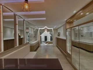 Hall de entrada com paredes espelhadas e piso de madeira.