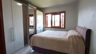 Quarto com cama e armários em um imóvel no Brasil.
