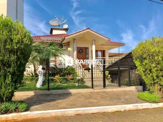 Fachada de uma residência com jardim e varanda em Lajeado, Brasil.