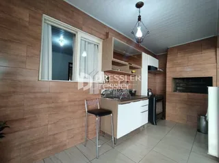Interior de uma sala com painéis de madeira e janela.