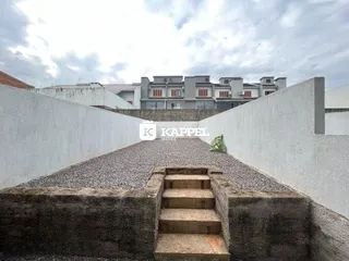 Vista externa de escadaria de concreto em uma propriedade em Lajeado.