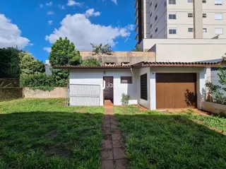 A fachada de uma residência em Lajeado, Brasil, com jardim frontal.