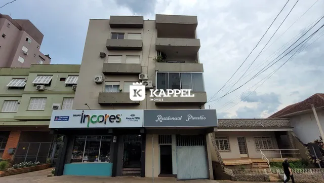 Fachada de um prédio residencial em Lajeado, Brasil, com unidades habitacionais nos andares superiores.