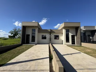 Fachada moderna de uma casa em Lajeado, Brasil, com jardim e entrada de concreto.