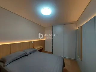 Quarto com cama e armário em ambiente moderno.