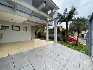 Fachada de uma residência em Lajeado, Brasil, mostrando a área externa e o pátio.
