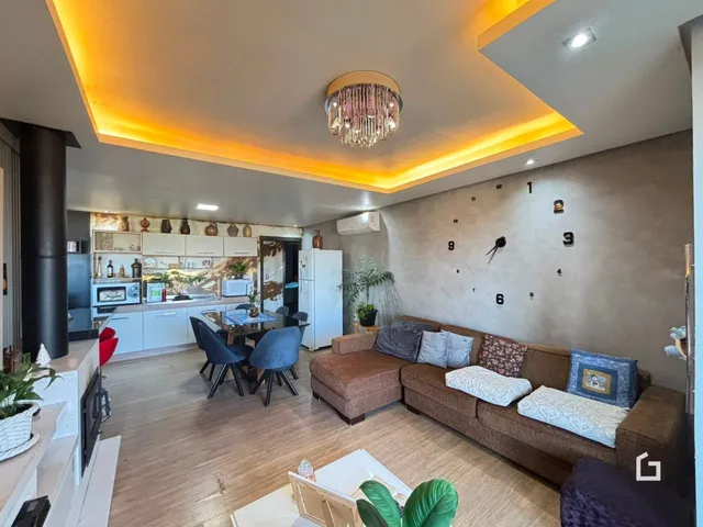 Ambiente de sala de estar e cozinha em um imóvel no Brasil.
