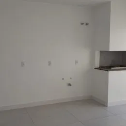 Foto de uma parede interna branca em um imóvel.