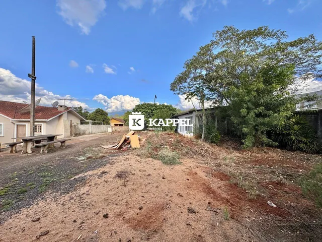 Fachada de uma residência em Lajeado, Brasil, com terreno de terra no primeiro plano.