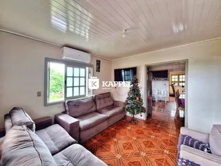 Foto de uma sala de estar com sofá e piso de ladrilho de madeira.