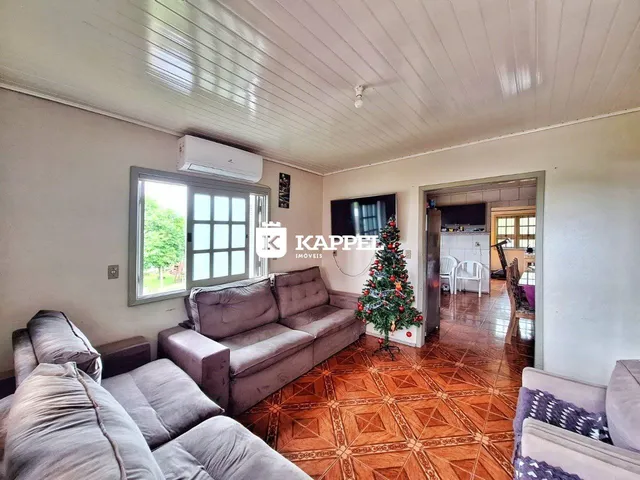 Foto de uma sala de estar com sofá e piso de ladrilho de madeira.