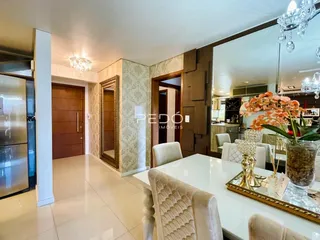 Sala de jantar com mesa e cadeiras em um imóvel no Brasil.
