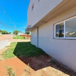 Fachada externa de uma residência em Lajeado, Brasil, mostrando a parede branca e uma janela.