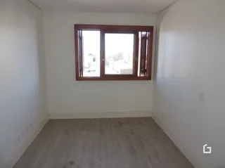 Vista interna de um cômodo com janela grande.