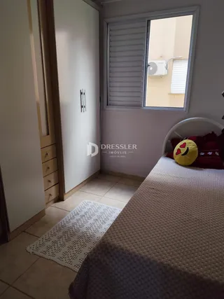 Quarto interno com janela e porta em uma residência.