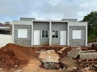 Fachada de uma construção residencial em fase de obra.