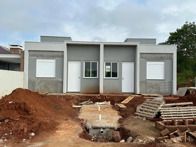 Fachada de uma construção residencial em fase de obra.