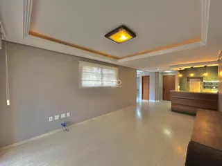 Hall de entrada de um apartamento moderno com piso claro e paredes cinzas.