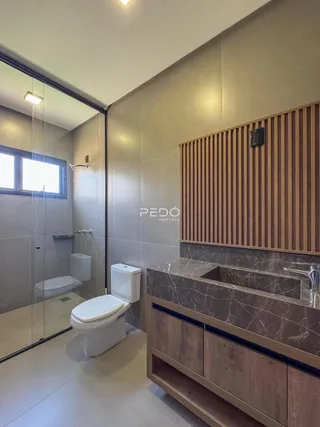 Foto de um banheiro moderno com revestimentos em tons neutros e bancada de mármore.