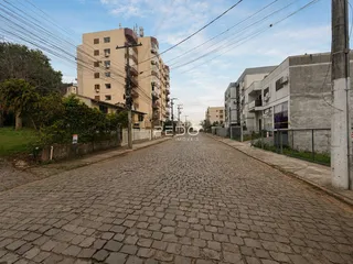Vista da rua com edifícios residenciais em Lajeado, Brasil.