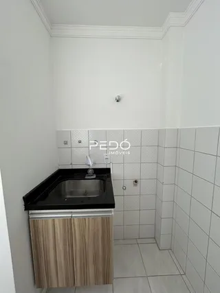 Foto de um banheiro com revestimento cerâmico nas paredes e piso.