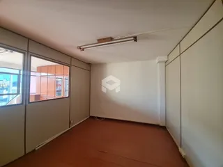 Vista interna de um cômodo com grandes janelas em Lajeado, Brasil.