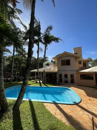 Vista externa de uma casa com piscina e jardim em Lajeado, Brasil.