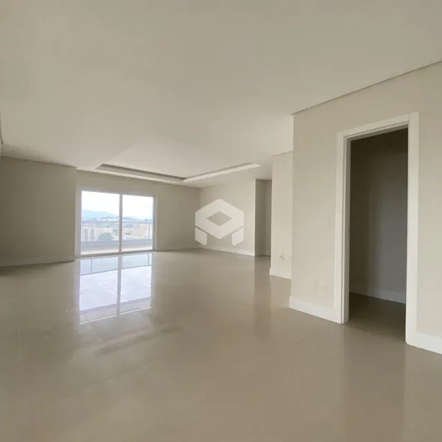 Ambiente interno amplo com grande janela de vista para a paisagem.